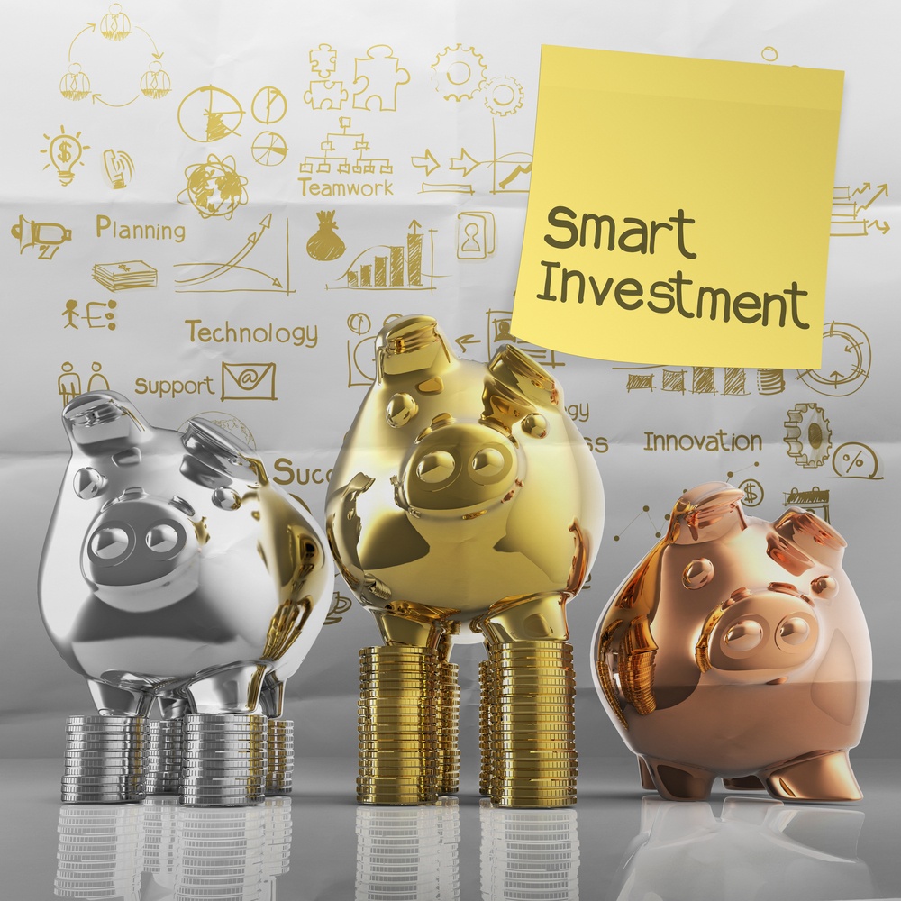 smart investment with sticky note on winner piggy bank as concept-1